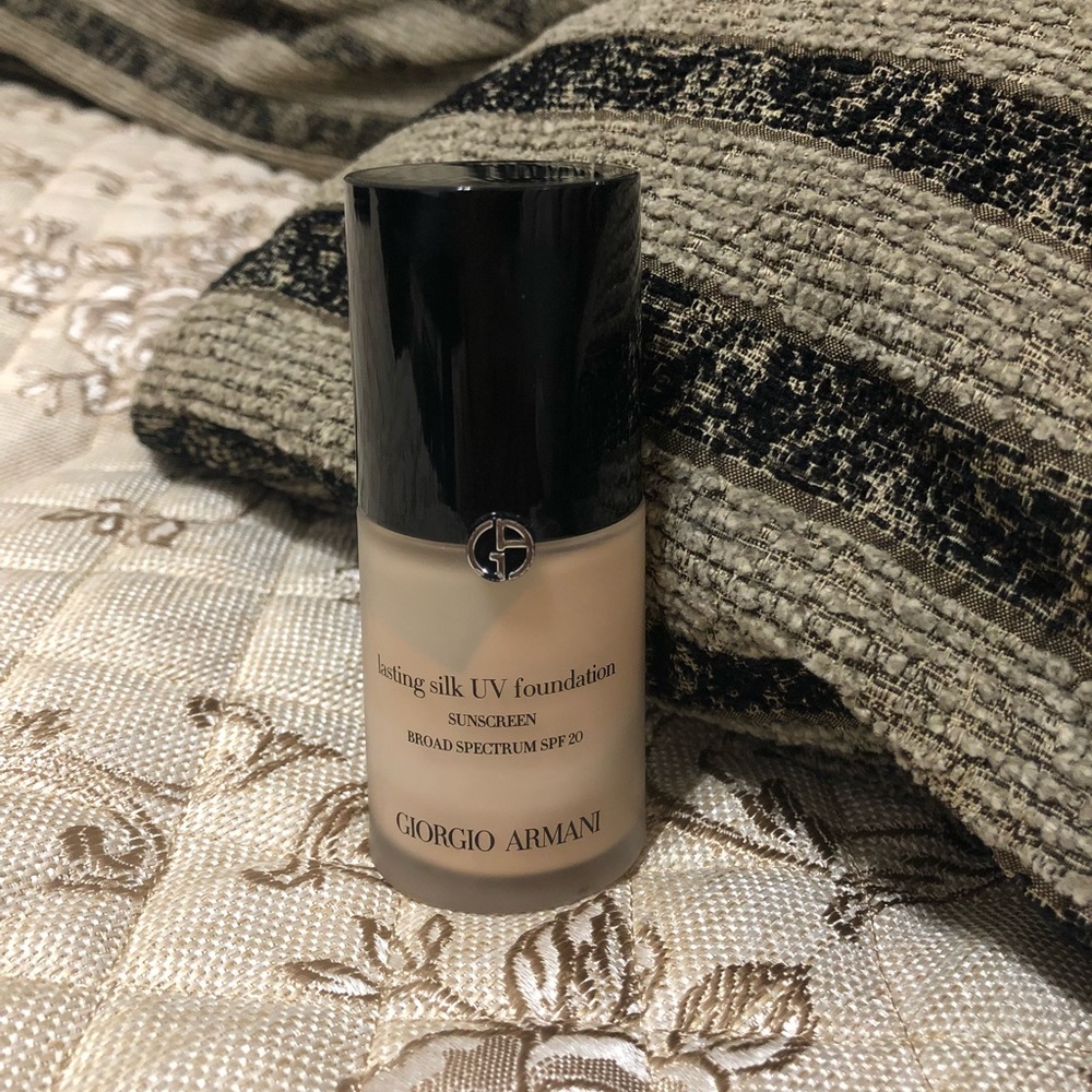 Giorgio Armani lasting silk UV foundation